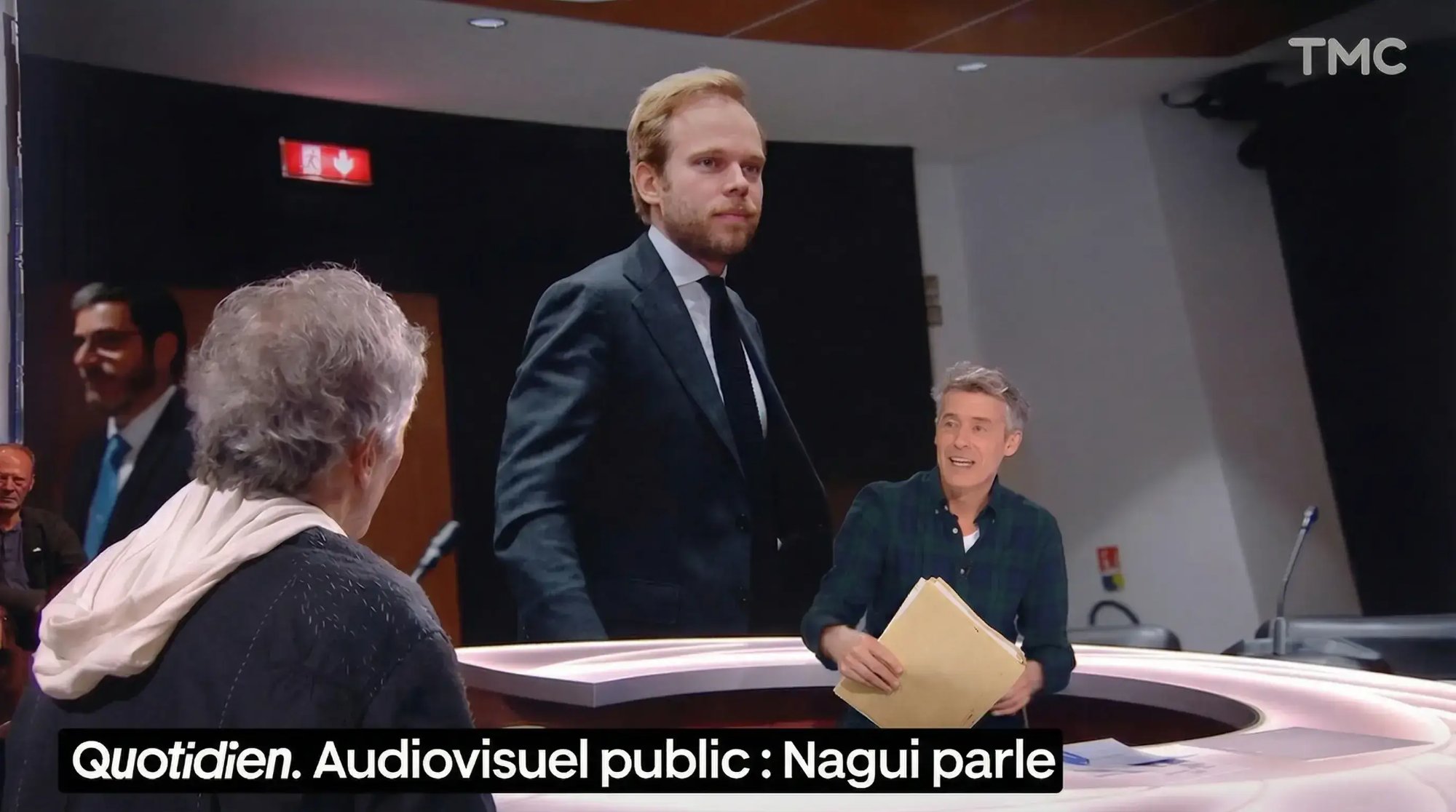 Yann Barthès avec les documents